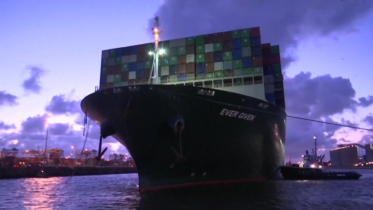 100 dní zpoždění: Loď, která blokovala Suezský průplav, dorazila do Evropy